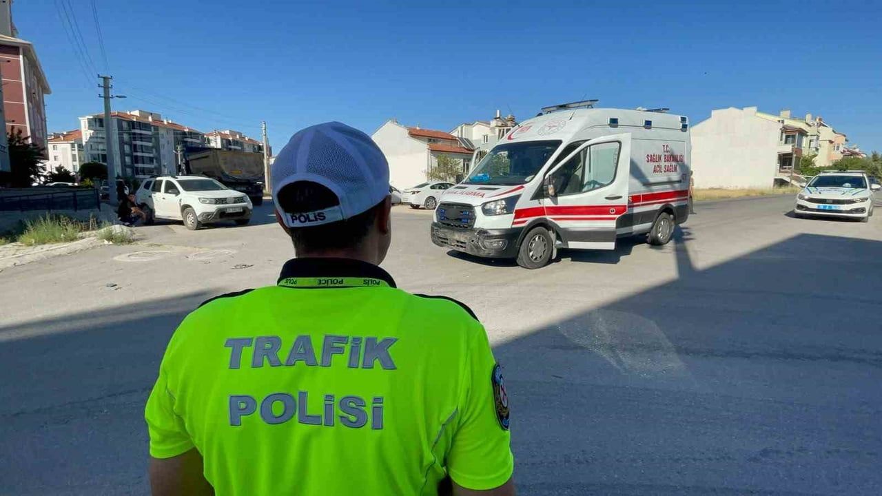 İHBAR ÜZERİNE KAZA YERİNE POLİS EKİPLERİ SEVK EDİLDİ. EKİPLERİN İNCELEMELERİNİN ARDINDAN ARAÇLAR...