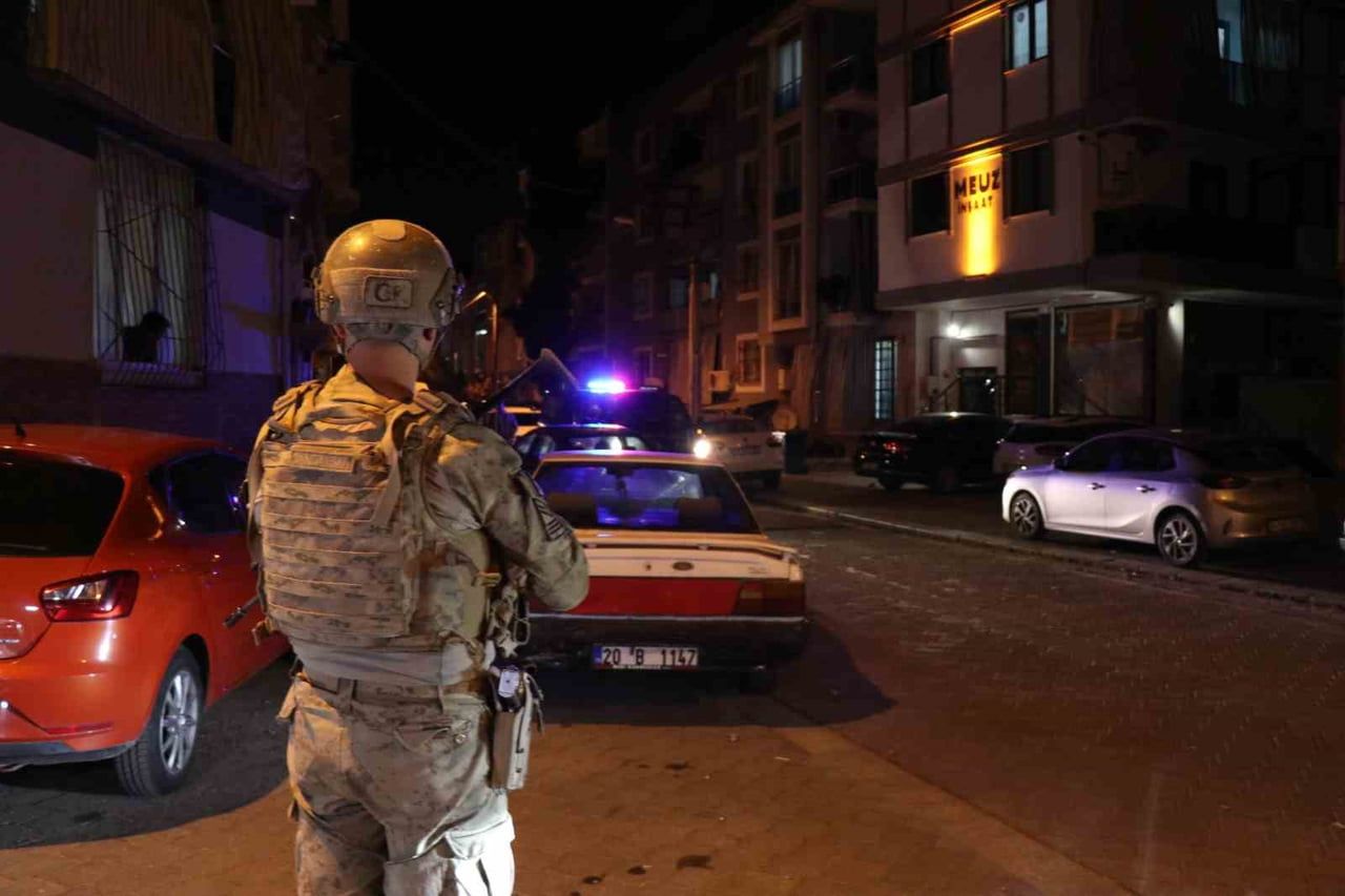 DENİZLİ'DE FARKLI SUÇLARDAN TOPLAMDA 53 YIL KESİNLEŞMİŞ HAPİS CEZASI İLE ARANAN 2 ŞÜPHELİ JASAT...