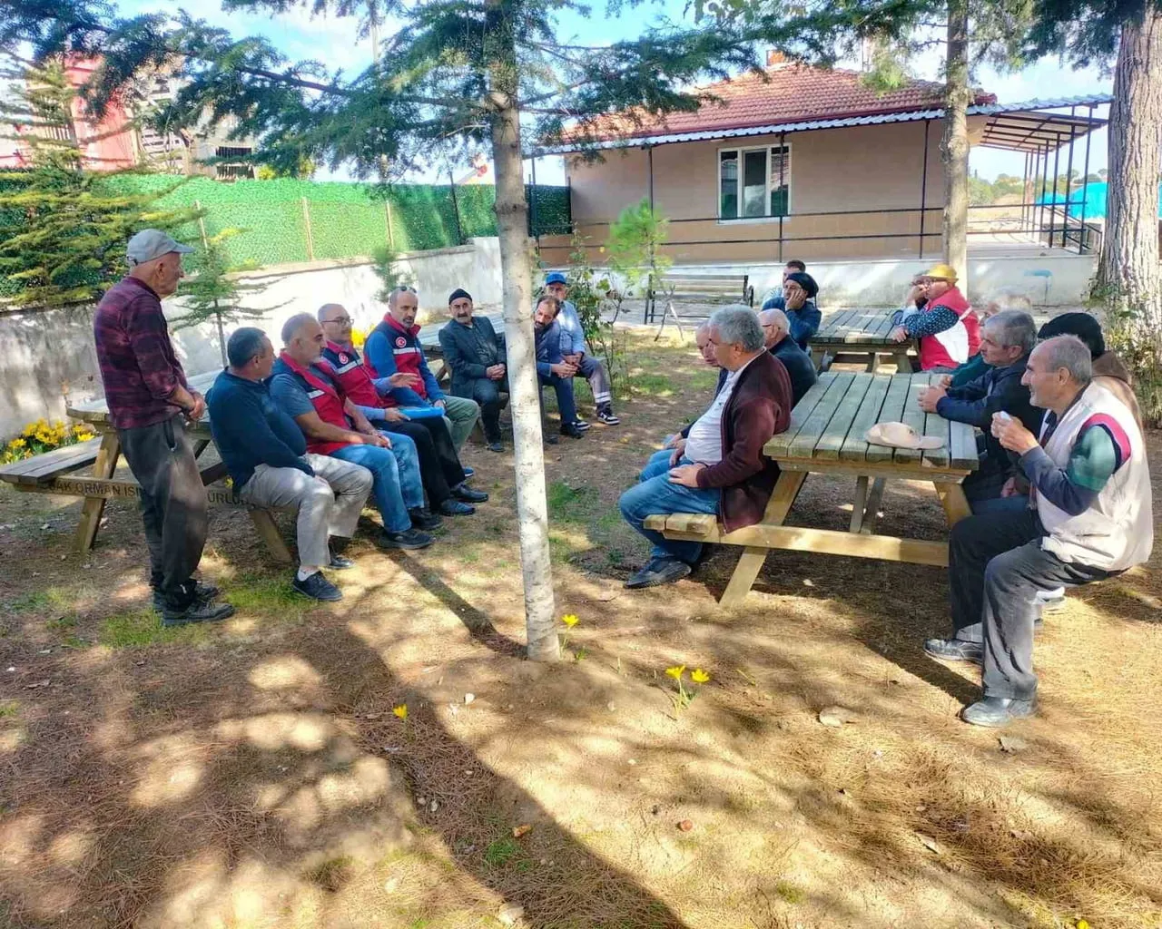 UŞAK İL TARIM VE ORMAN MÜDÜRÜ SERKAN BİLİR VE BERABERİNDEKİ TEKNİK EKİP, KÖYLERDE ÜRETİCİLERLE BİR...