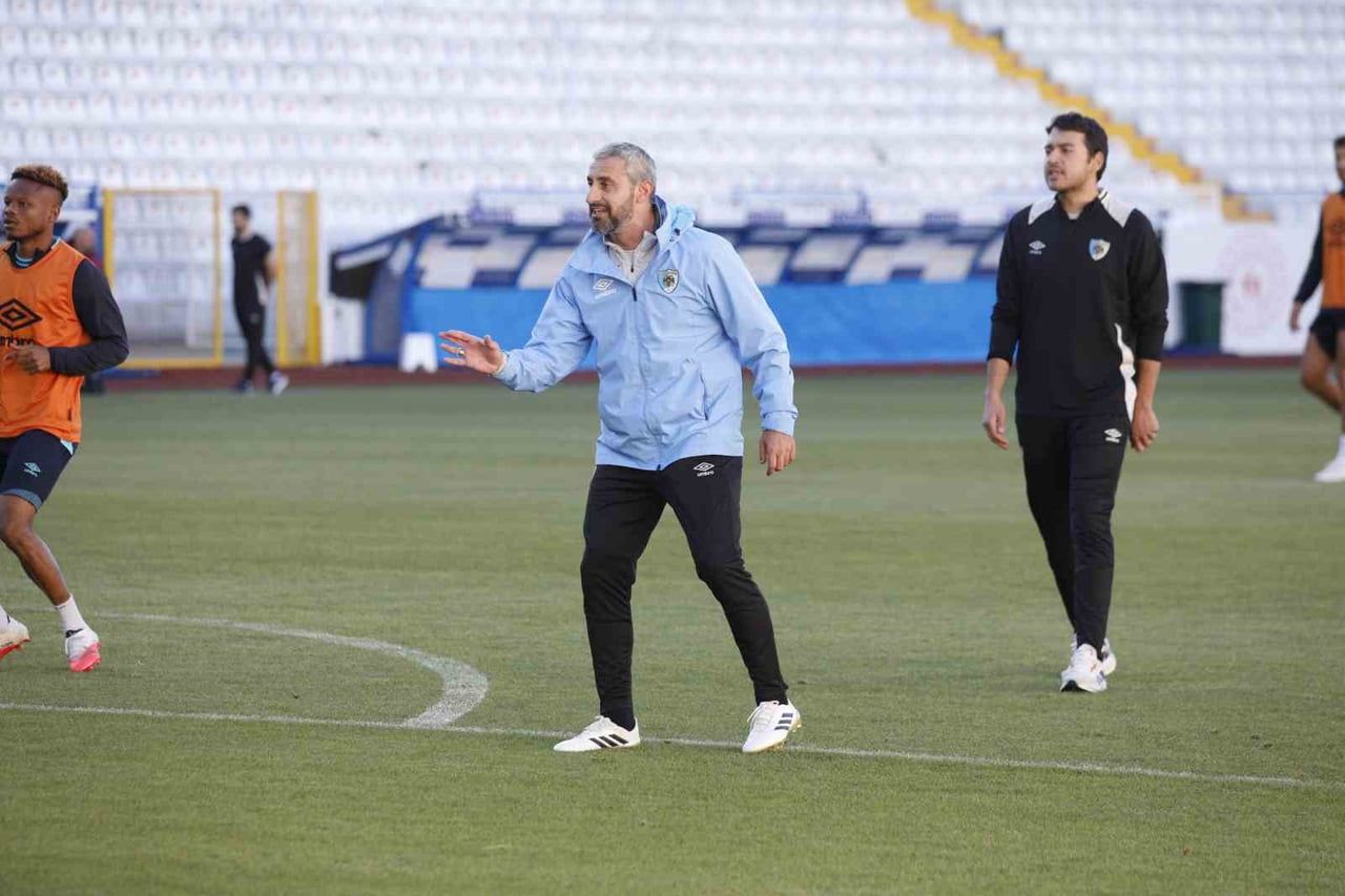 ERZURUMSPOR FK, BEŞİKTAŞ MAÇININ HAZIRLIKLARINA DEVAM ETTİ . TEKNİK DİREKTÖR SERKAN ÖZBALTA