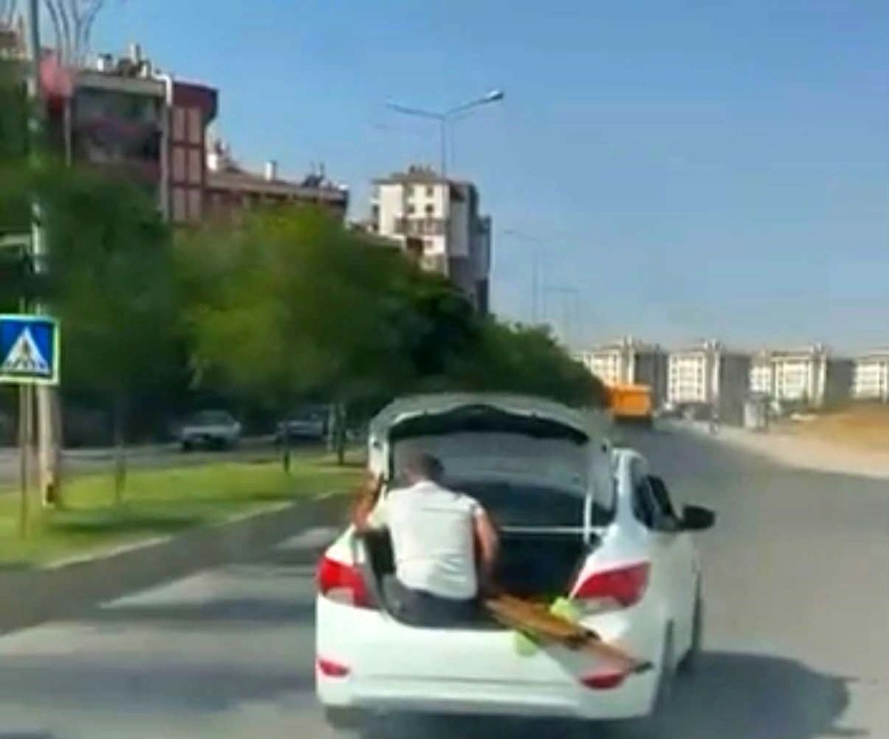 DİYARBAKIR’IN MERKEZ YENİŞEHİR İLÇESİNDE SEYİR HALİNDEKİ OTOMOBİLLERDE TEHLİKELİ YOLCULUK CEP...