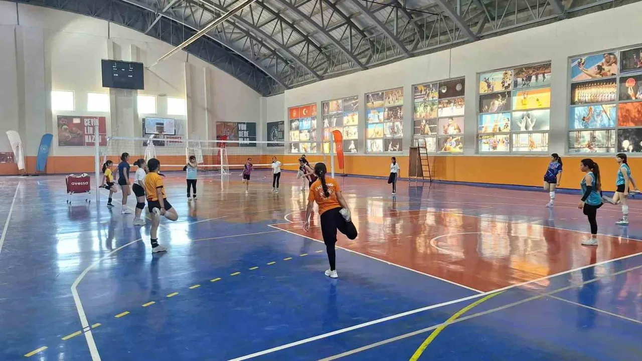 MUŞ’UN BULANIK İLÇESİNDE YAZ SPOR OKULLARI KAPSAMINDA GERÇEKLEŞTİRİLEN VOLEYBOL ANTRENMANLARI...