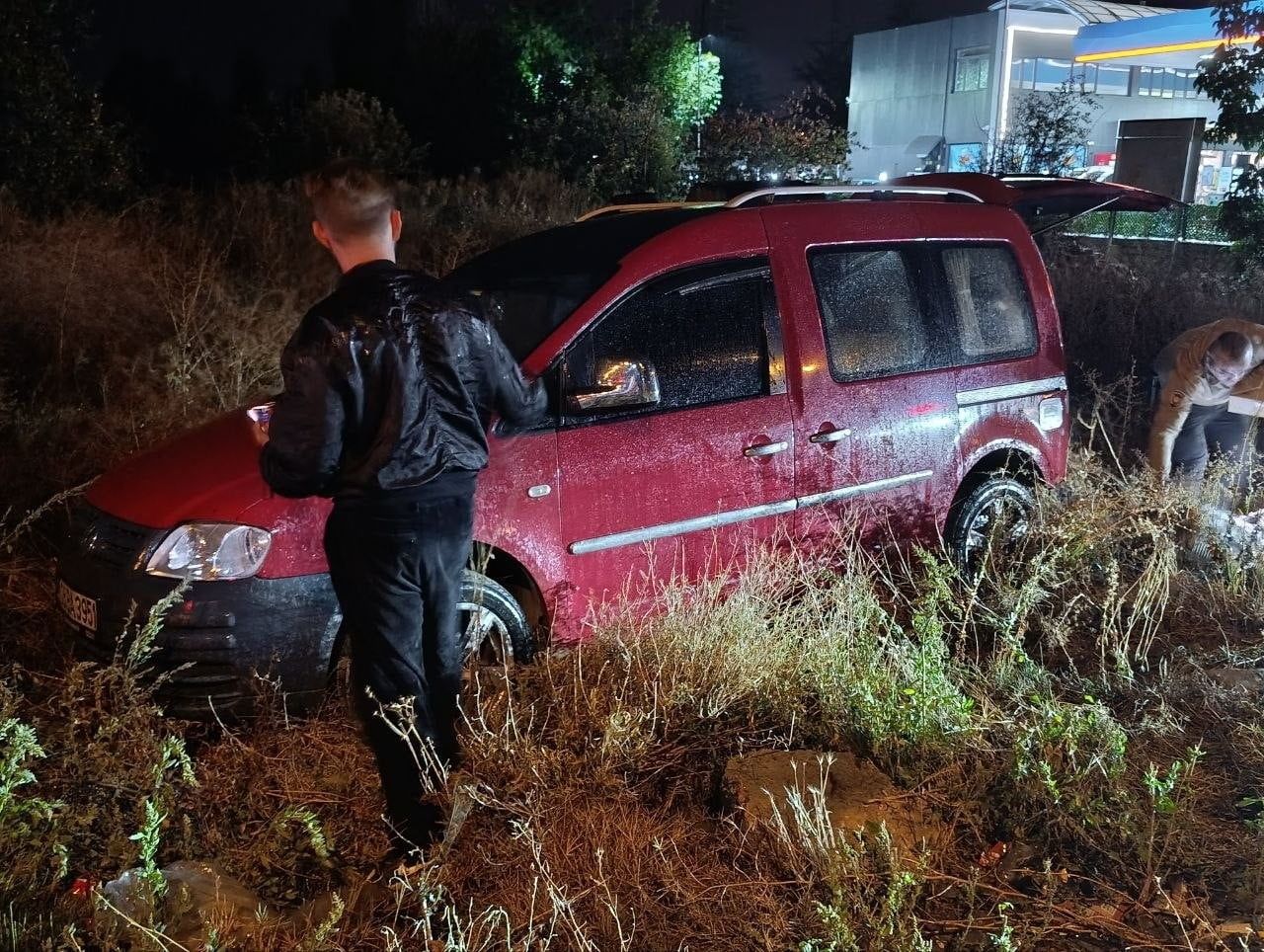 KONYA’NIN BEYŞEHİR İLÇESİNDE YAĞIŞLI HAVA NEDENİYLE KAYGANLAŞAN YOLDA KAYARAK KONTROLDEN ÇIKAN...