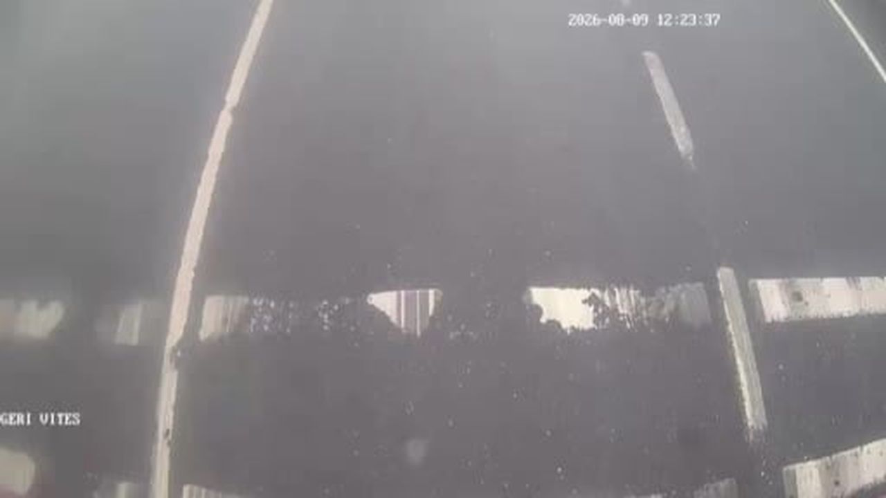 Arnavutköy'de yolcu otobüsünün İETT otobüsüne çarptığı anlar kamerada