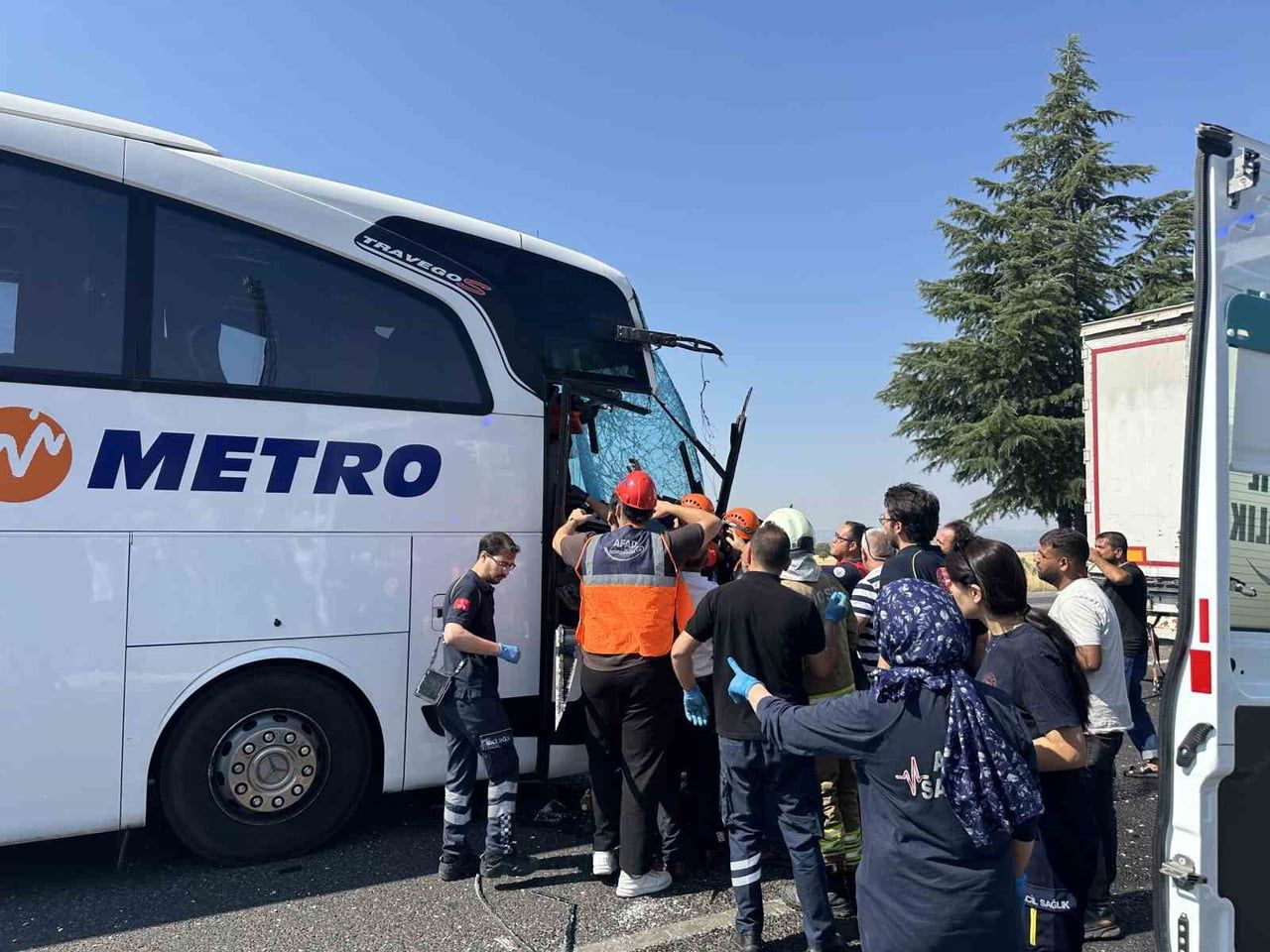 UŞAK’TA DÜN YOLCU OTOBÜSÜNÜN KAMYONA ARKADAN ÇARPTIĞI KAZADA AĞIR YARALANAN MUAVİN TEDAVİ GÖRDÜĞÜ...