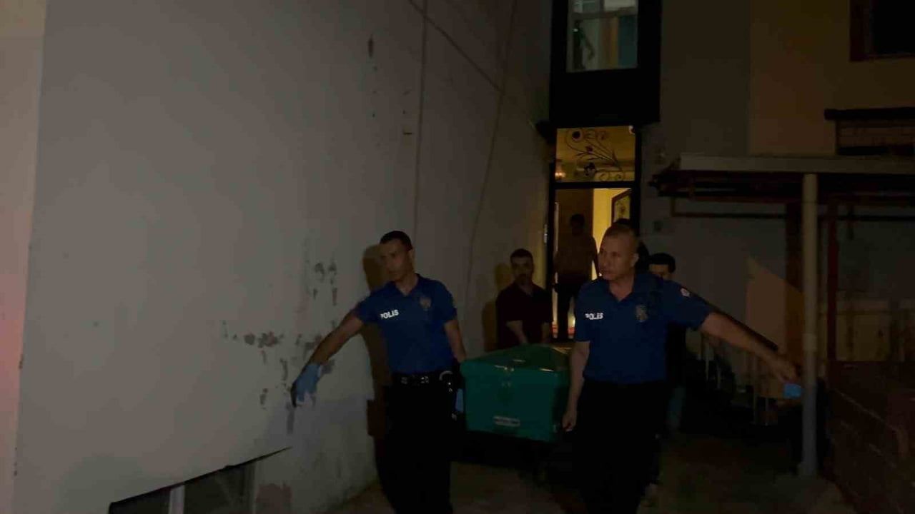 ADANA’NIN CEYHAN İLÇESİNDE EMEKLİ UZMAN ÇAVUŞ, ÖNCE BOŞANDIĞI EŞİNİ ARDINDAN DA OĞLUNU TABANCAYLA...