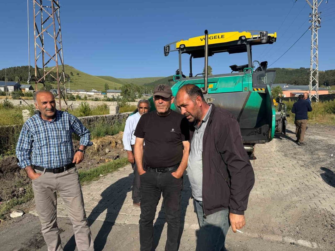 HAMAMLI KÖYÜ SICAK ASFALTLA BULUŞUYOR: SARIKAMIŞ'TA ULAŞIM KONFORU ARTIYOR(KARS-İHA)