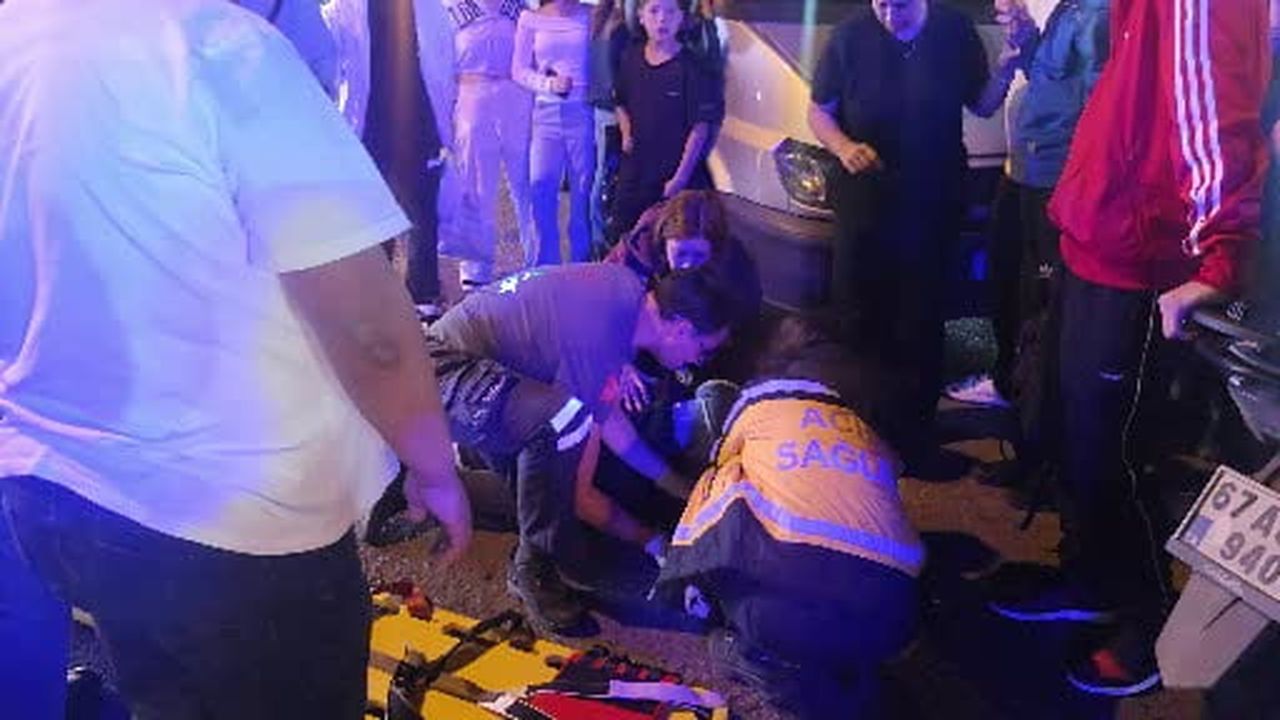 Anne ve oğluna motosiklet çarptı: 1 yaralı