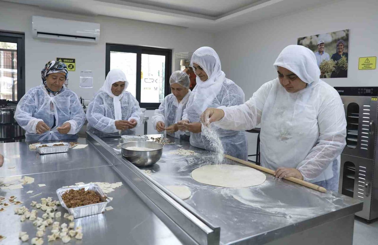 MERSİN’DE ESKİ KÖY OKULUNDAN ÜRETİM ATÖLYESİNE DÖNÜŞTÜRÜLEN MERKEZDE KADINLAR, YÖRESEL TARIM...