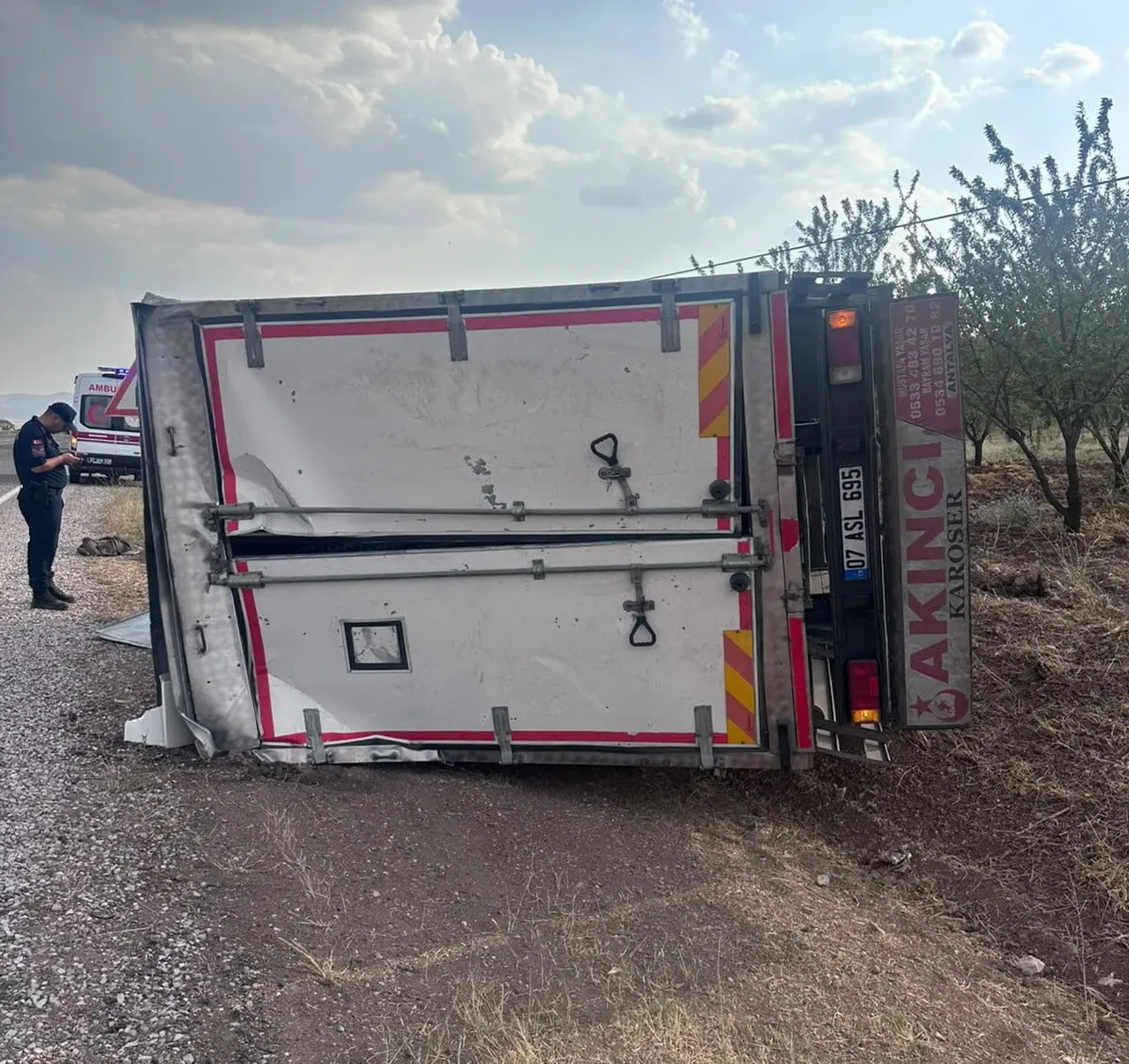 ADIYAMAN’IN GÖLBAŞI İLÇESİNDE KONTROLDEN ÇIKAN KAMYONUN YAN YATMASI SONUCU 1 KİŞİ...