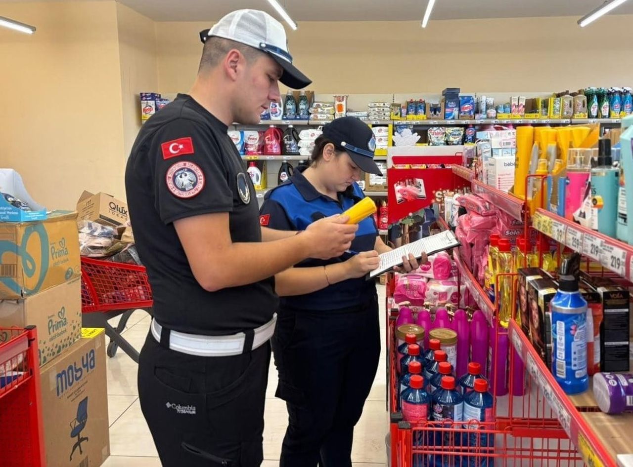 ORDU'NUN 19 İLÇESİNDE YEREL VE ZİNCİR MARKETLERE YÖNELİK GERÇEKLEŞTİRİLEN DENETİMLERDE RAF VE KASA...