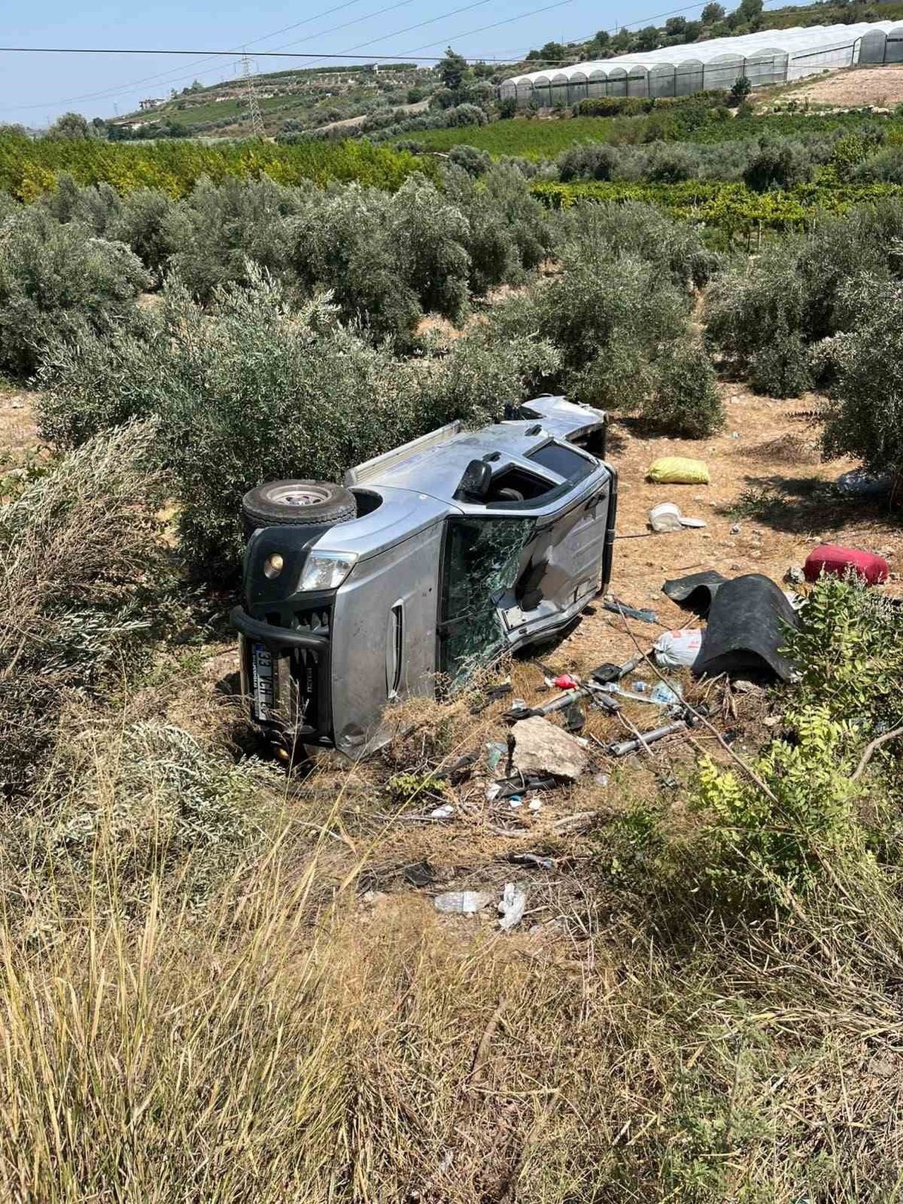 TARSUS İLÇESİNDE MEYDANA GELEN TRAFİK KAZASINDA BİR PİKAP KONTROLDEN ÇIKARAK ŞARAMPOLE YUVARLANDI....