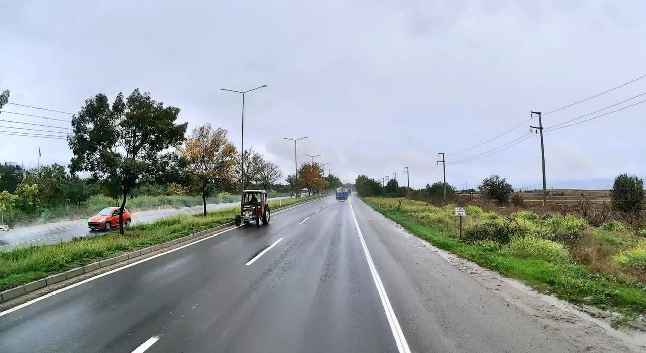 BOLU’DA D-100 KARA YOLUNDA TERS ŞERİDE GİREREK İSTANBUL İSTİKAMETİNE DOĞRU İLERLEYEN TRAKTÖR...