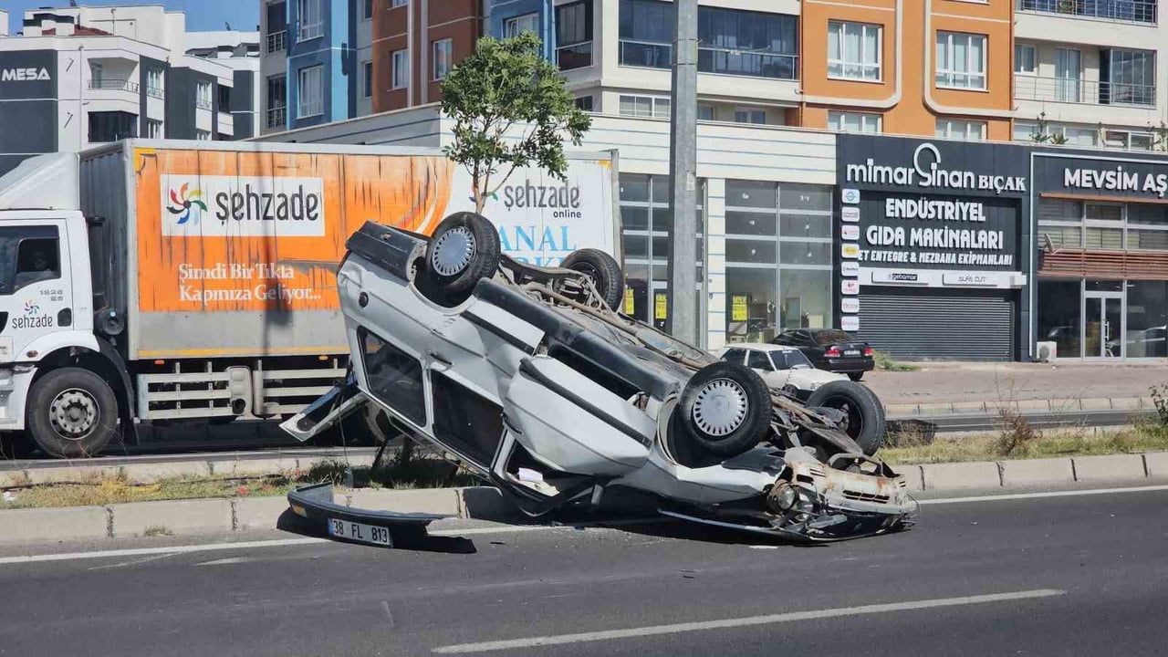 MELİKGAZİ İLÇESİNDE TAKLA ATAN OTOMOBİLDE MADDİ HASAR OLUŞTU
