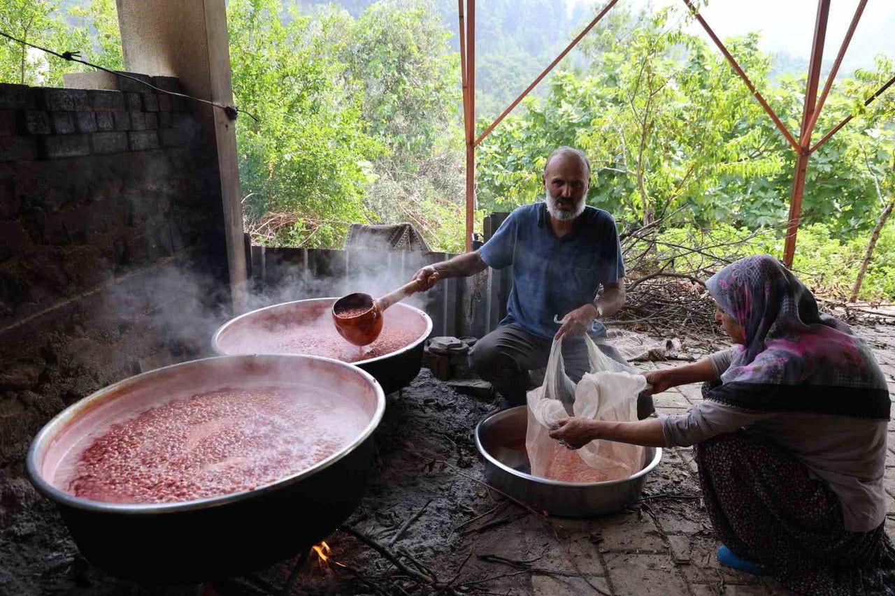 KOZAN’DA KIŞ HAZIRLIKLARI KAPSAMINDA TOPLANAN KIZILCIK KİRAZLARI, KARA KAZANLARDA ODUN ATEŞİNDE...