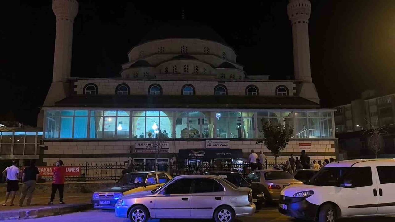 ERZURUM'UN PALANDÖKEN İLÇESİNDE BULUNAN SELİMİYE CAMİİ'NDE BİR ERKEK, ASILI HALDE ÖLÜ...