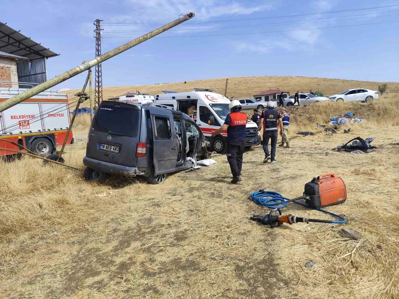 ELAZIĞ'DA HAFİF TİCARİ ARAÇ TARLAYA UÇTU:5 YARALI