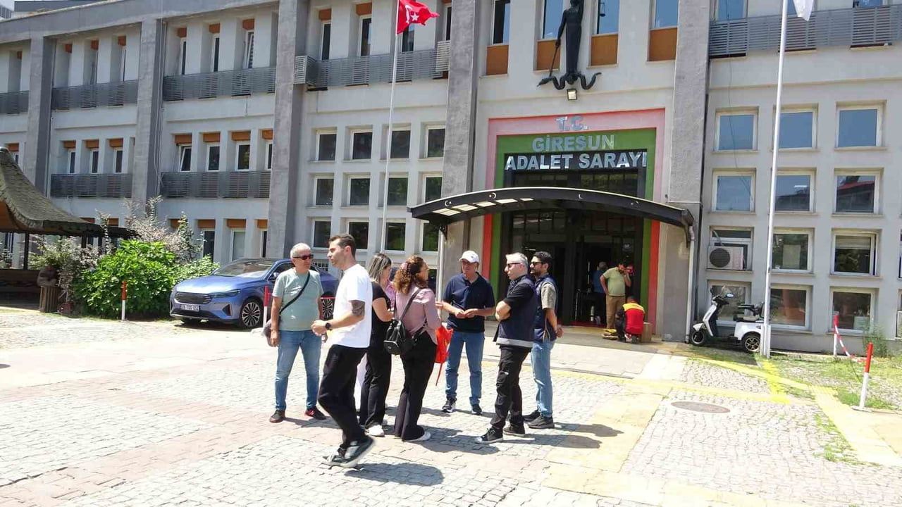 TUANA'NIN YAKINLARI GİRESUN ADALET SARAYININ ÖNÜNDE DURUŞMAYI BEKLEDİ.