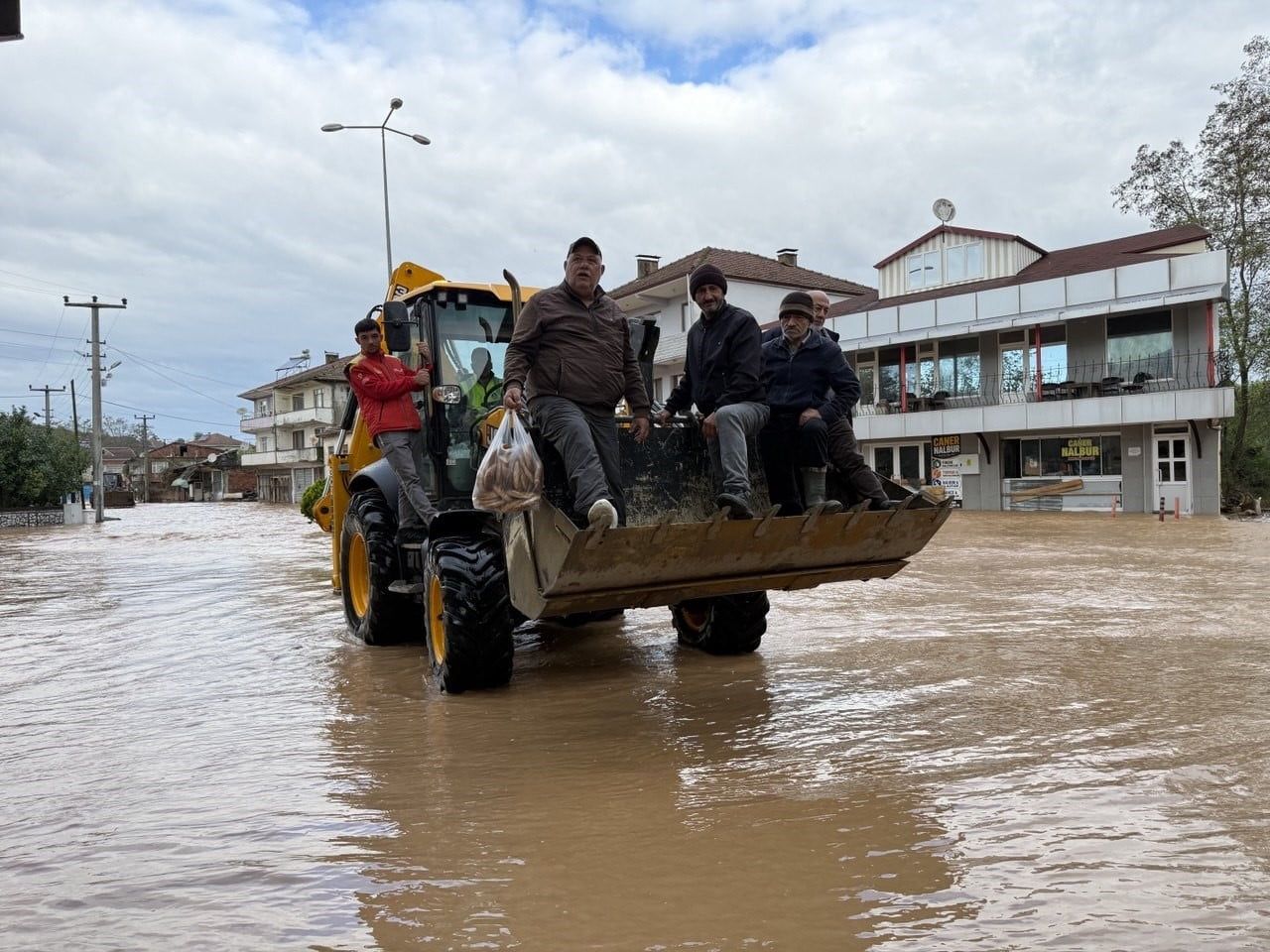 BÖLGEDE VATANDAŞLAR VE KURTARMA EKİPLERİ, MAHALLE İÇİNDEKİ GEÇİŞLERİ KEPÇE VE TRAKTÖRLERLE...