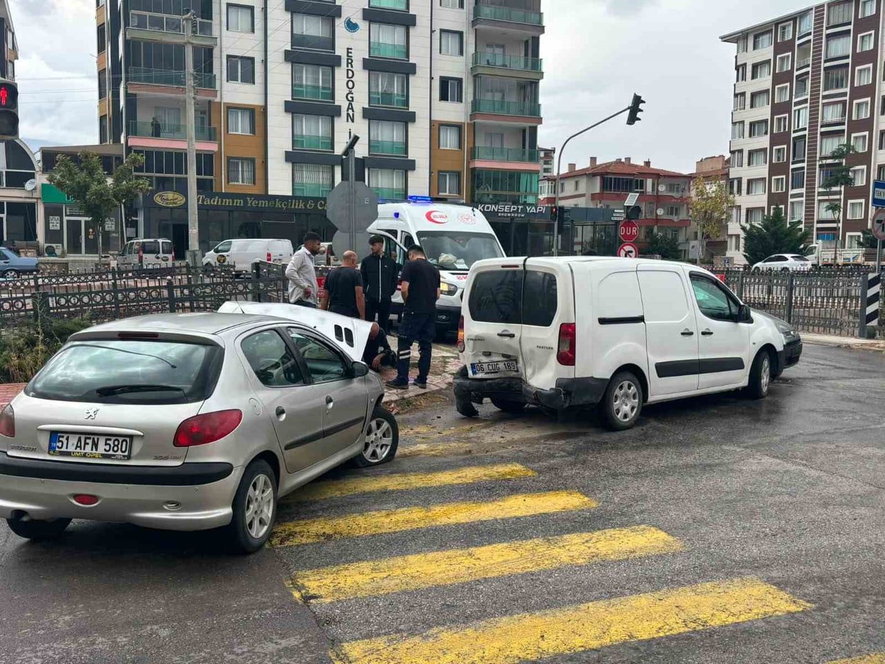 NİĞDE’DE 3 ARAÇ BİRBİRİNE GİRDİ 1 KİŞİ YARALANDI