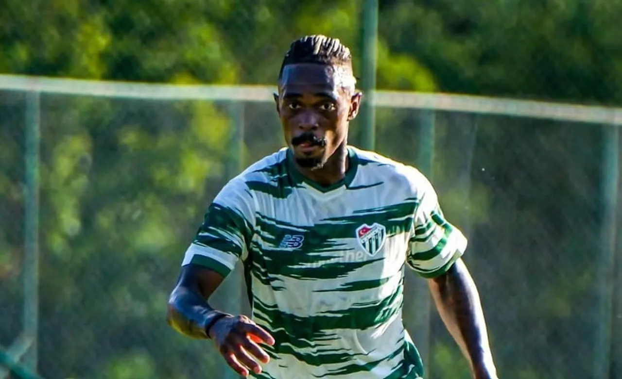 BURSASPOR’DA LİNCOLN HENRİQUE’NİN SAĞ ADDÜKTÖR LONGUS KASINDA GERİLME VE ÖDEM TESPİT EDİLDİ....