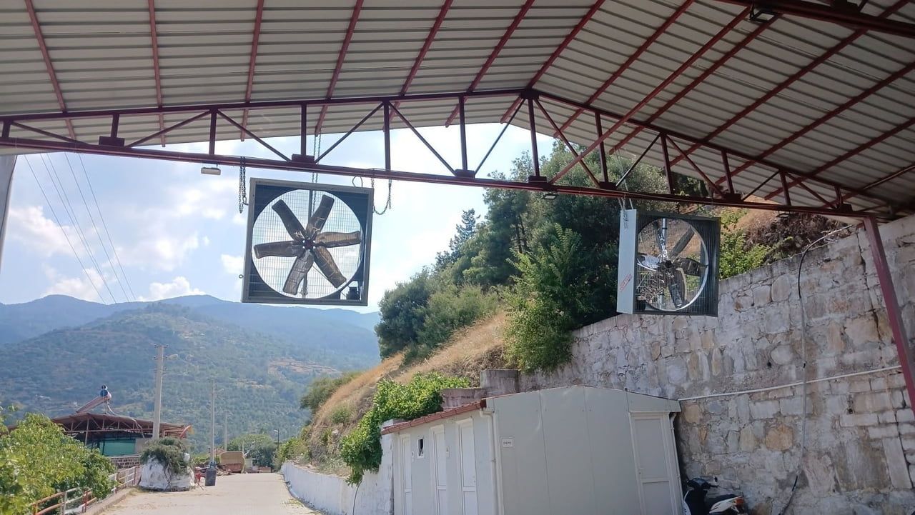 BOZDOĞAN’DA CEMİYET ALANLARINA SERİNLETİCİ FAN TAKILIYOR