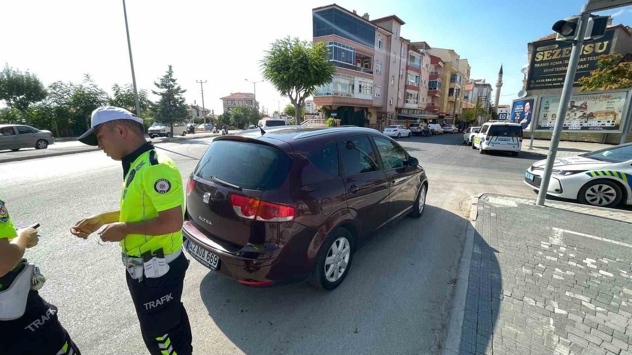 KARAMAN'DA YOLUN KARŞISINA GEÇMEYE ÇALIŞIRKEN OTOMOBİLİN ÇARPTIĞI 25 YAŞINDAKİ KADIN...