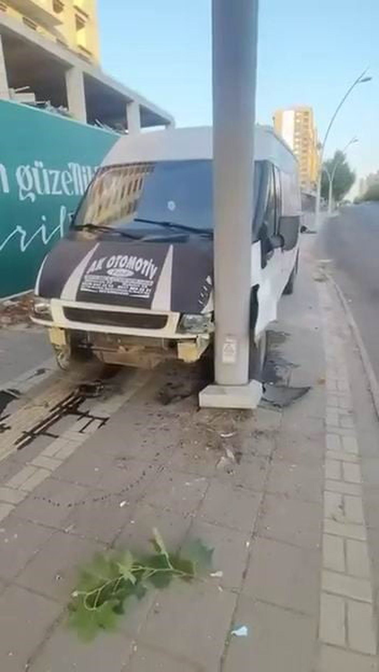 DİYARBAKIR’IN KAYAPINAR İLÇESİNDE SÜRÜCÜSÜNÜN DİREKSİYON HAKİMİYETİNİ KAYBETTİĞİ TRANSİTİN DİREĞE...