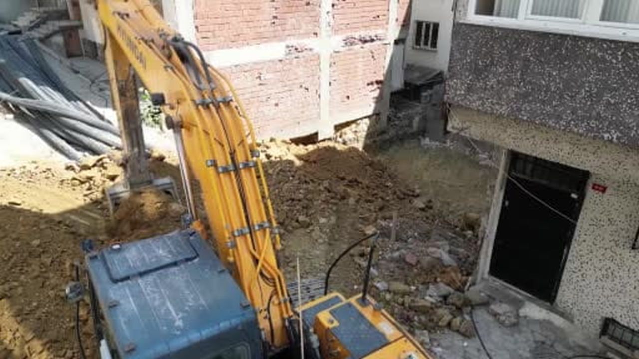 Sultangazi'de temel kazısı sırasında zarar gören binanın çevresindeki 3 bina daha tahliye...