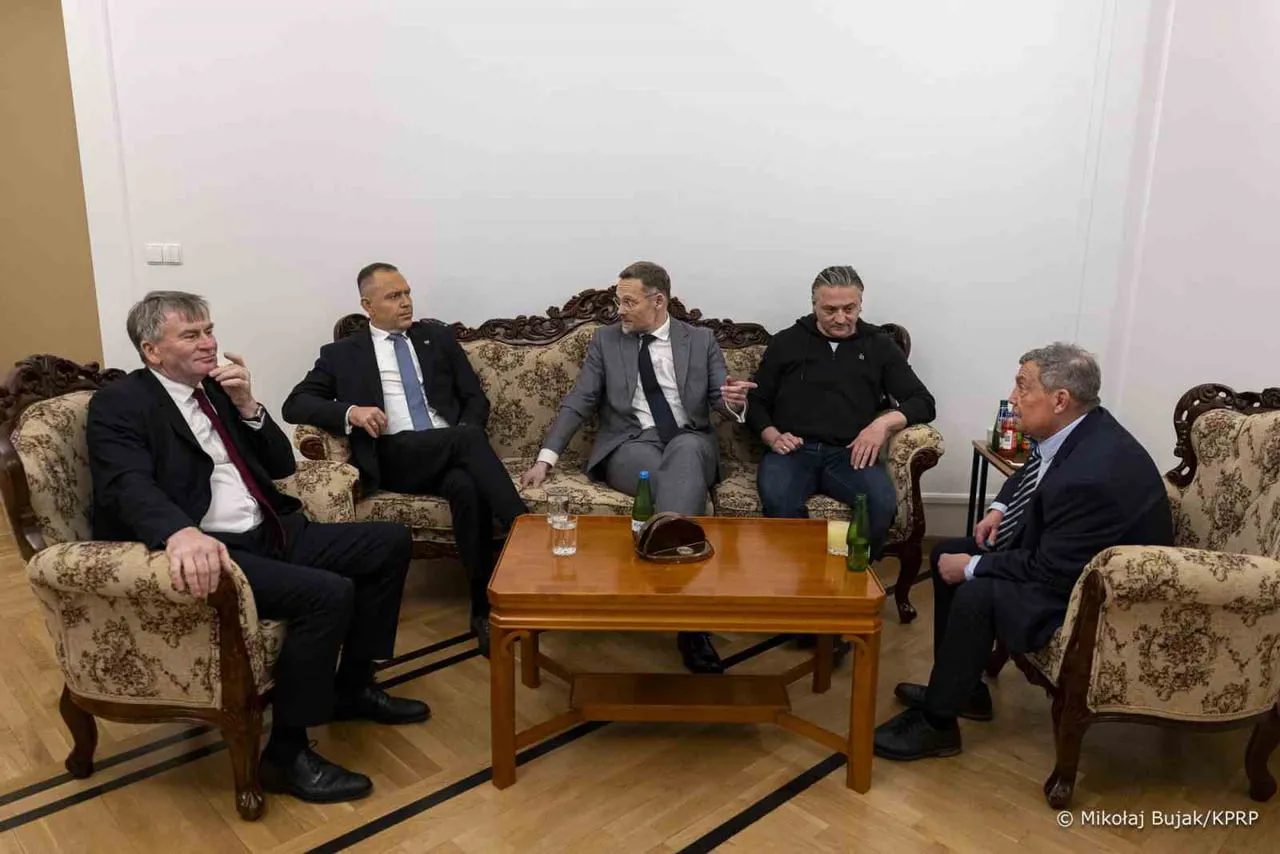 POLONYA CUMHURBAŞKANI NAWROCKİ'NİN ANAYASA MAHKEMESİ'NE GİRİŞİNDE ARBEDE YAŞANDI
