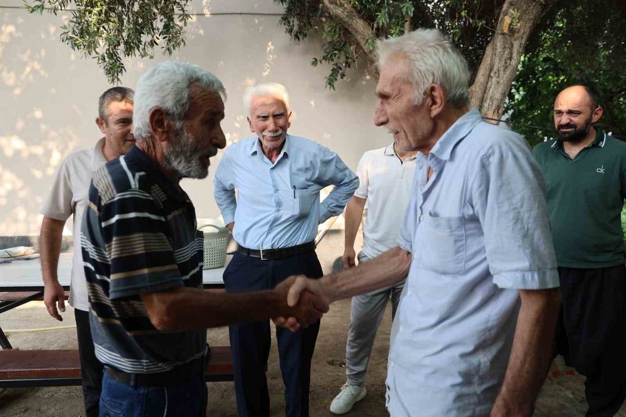 SOLDA MUSA BOLAT VE SAĞDA YAŞAR AKDOĞAN KAZA SONRASI BİR ARAYA GELİP BARIŞTILAR. KAZADAN...