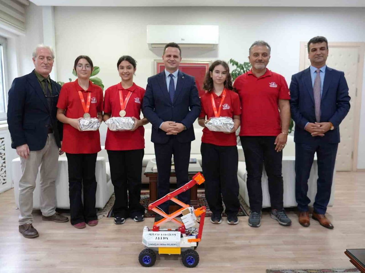 MUĞLA’NIN ROBOT ŞAMPİYONLARI TÜRKİYE’Yİ ZİRVEDE BIRAKTI
