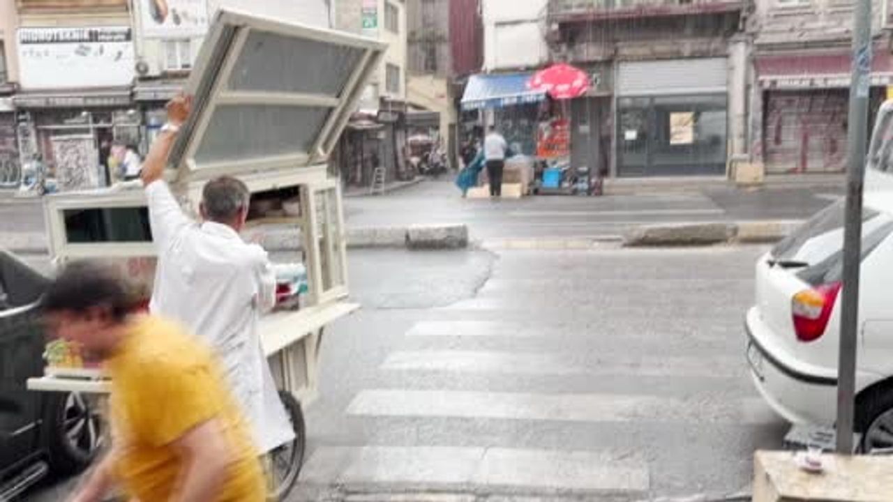 İstanbul'da sağanak yağış etkili oluyor