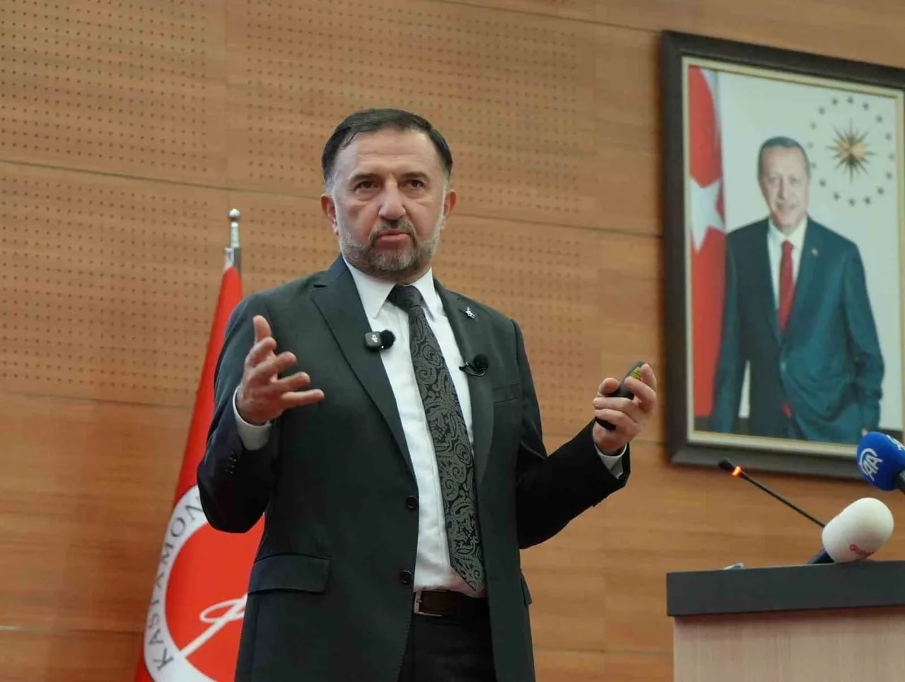 KASTAMONU ÜNİVERSİTESİNDE, ÖĞRENCİLERLE BİR ARAYA GELEN TUSAŞ GENEL MÜDÜRÜ DR. MEHMET DEMİROĞLU...