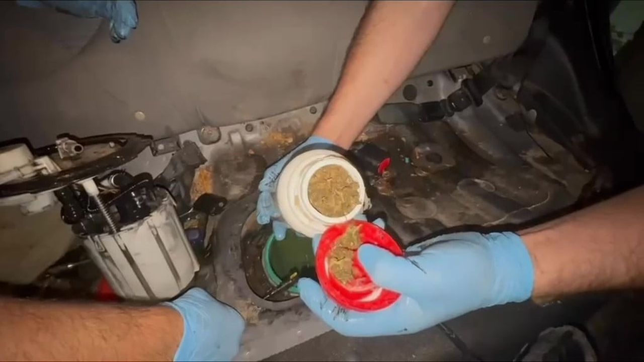 İZMİT İLÇESİNDE POLİS EKİPLERİNİN DÜZENLEDİĞİ OPERASYONDA, OTOMOBİLİN İÇERİSİNE ZULALANMIŞ...