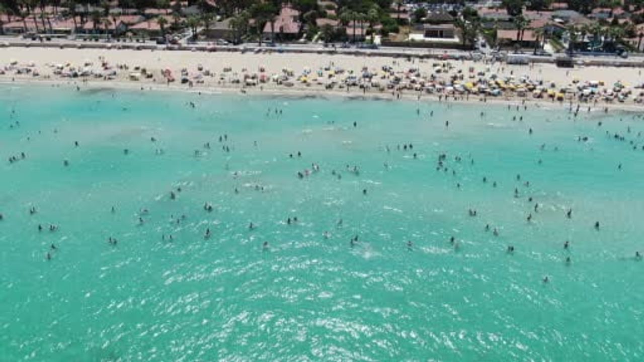 Çeşme sahillerindeki kirlilik tatilcilerin tepkisine neden oldu