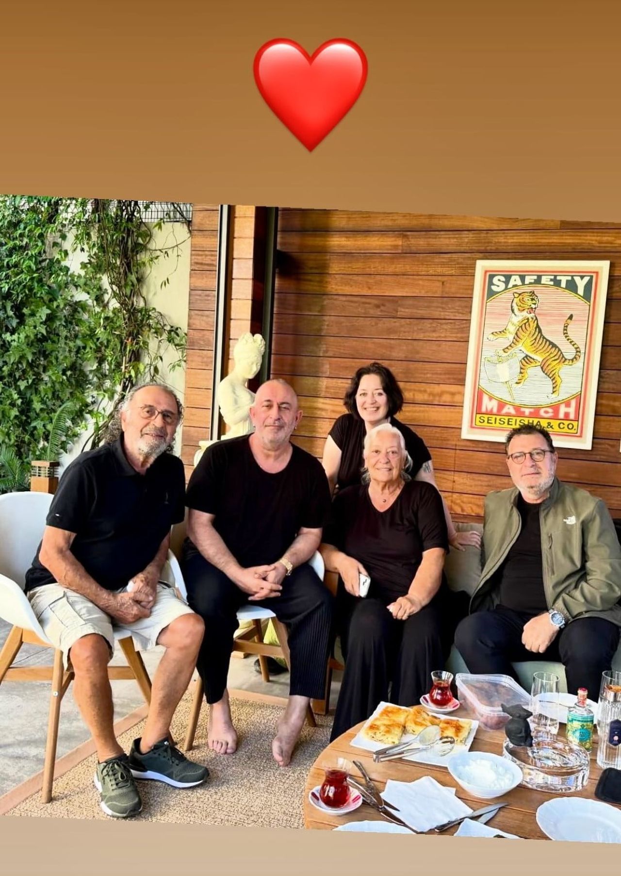 CEM YILMAZ, ANNESİ, BABASI, AĞABEYİ VE KIZ KARDEŞİ İLE YER ALDIĞI FOTOĞRAFI 'KALP' EMOJİSİ İLE...