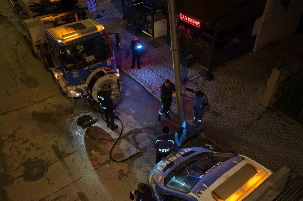 BURSA BÜYÜKŞEHİR BELEDİYESİ, ŞEHİR GENELİNDE BEKLENEN KUVVETLİ YAĞIŞ VE FIRTINAYA KARŞI TÜM...