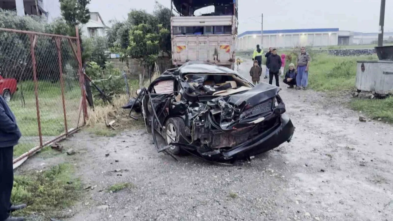 HATAY’DA HEMZEMİN GEÇİTTEN GEÇMEK İSTEYEN OTOMOBİLE TRENİN ÇARPMASIYLA YAŞANAN KAZADA 45 YAŞINDAKİ...
