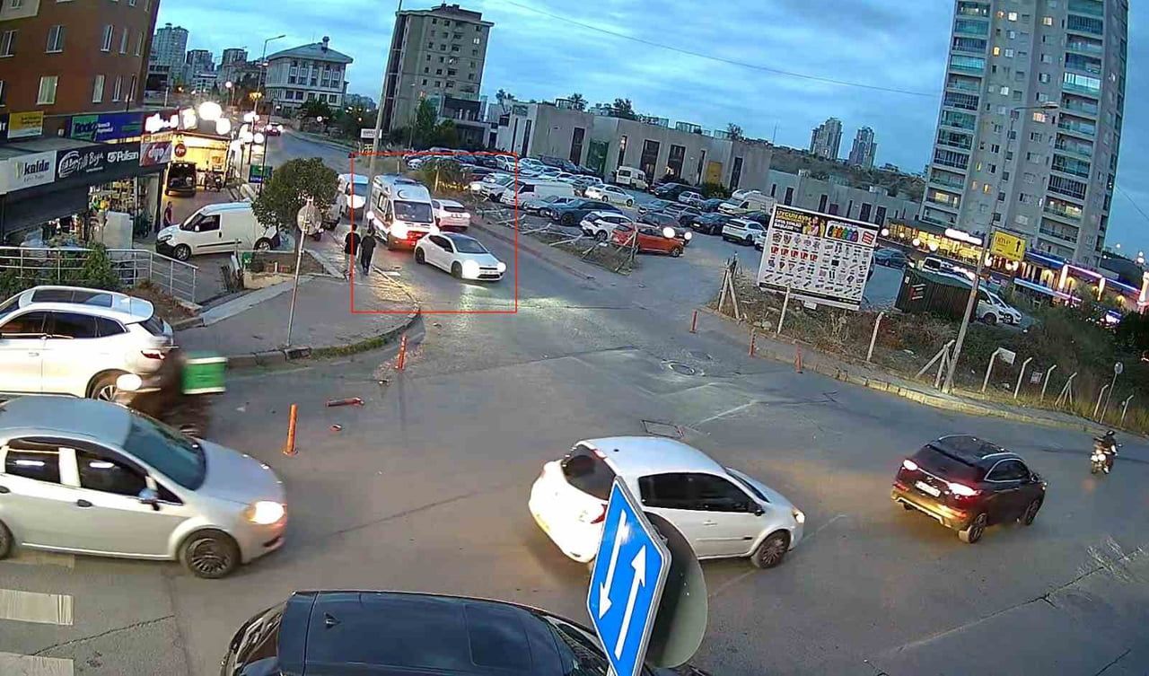 BAŞAKŞEHİR’DE AMBULANSA YOL VERMEYEN ŞAHISİ, ARACINDAN İNEREK AMBULANS ŞOFÖRÜNÜN ÜZERİNE...