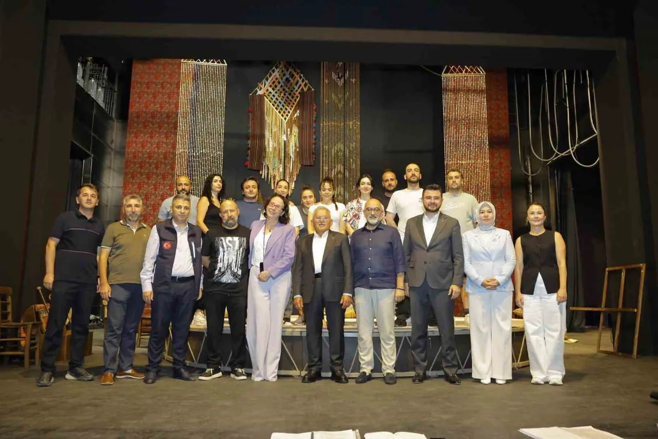 KAYSERİ BÜYÜKŞEHİR BELEDİYE BAŞKANI DR. MEMDUH BÜYÜKKILIÇ; KAYSERİ DEVLET TİYATROSU’NU ZİYARET...