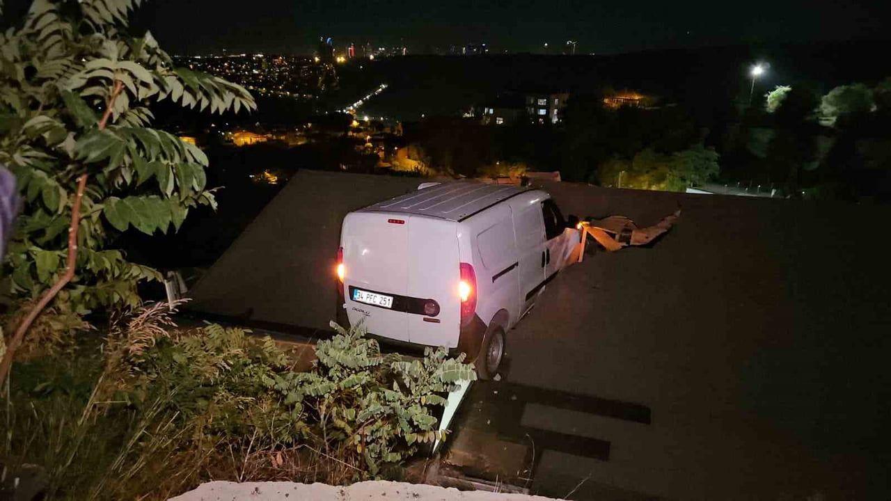 SARIYER'DE, SÜRÜCÜSÜNÜN KONTROLÜNDEN ÇIKAN HAFİF TİCARİ ARAÇ, YOKUŞTA KAYARAK BİR EVİN ÇATISINA...