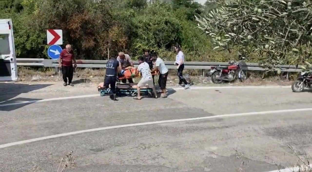 OSMANİYE'NİN KADİRLİ İLÇESİNDE KONTROLDEN ÇIKARAK BARİYERE ÇARPAN MOTOSİKLETTEKİ 2 KİŞİ...