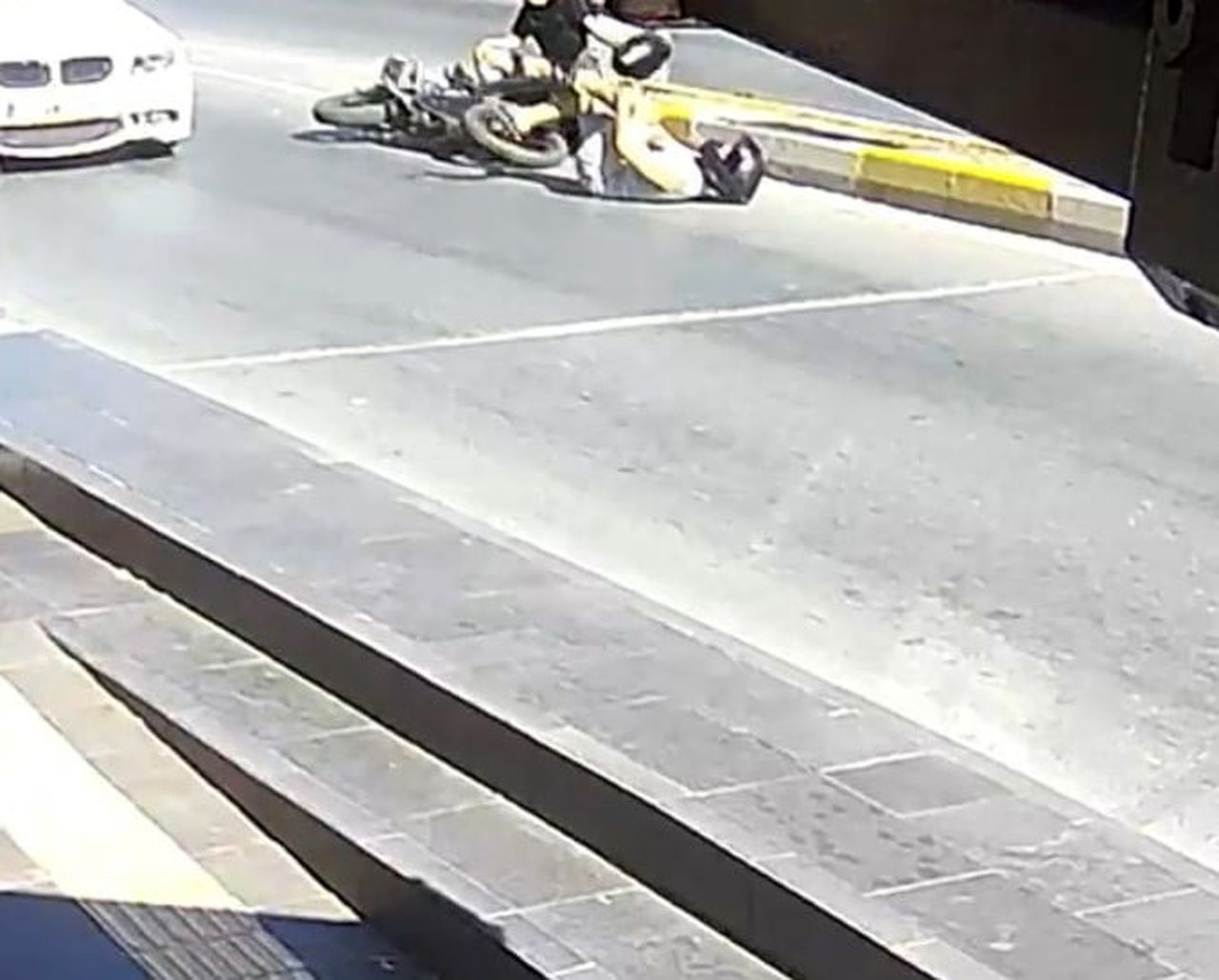 GÜVENLİK KAMERASINCA KAYDEDİLEN KAZADA MOTOSİKLET SÜRÜCÜSÜ İLE ARKASINDAKİ YOLCU YARALANIRKEN...