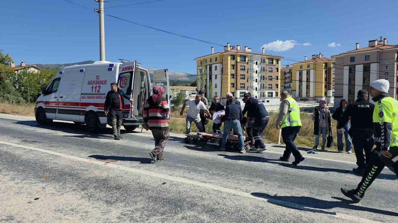 DOMANİÇ’TE OTOMOBİL İLE MOTOSİKLET ÇARPIŞTI: 1 GENÇ HAYATINI KAYBETTİ