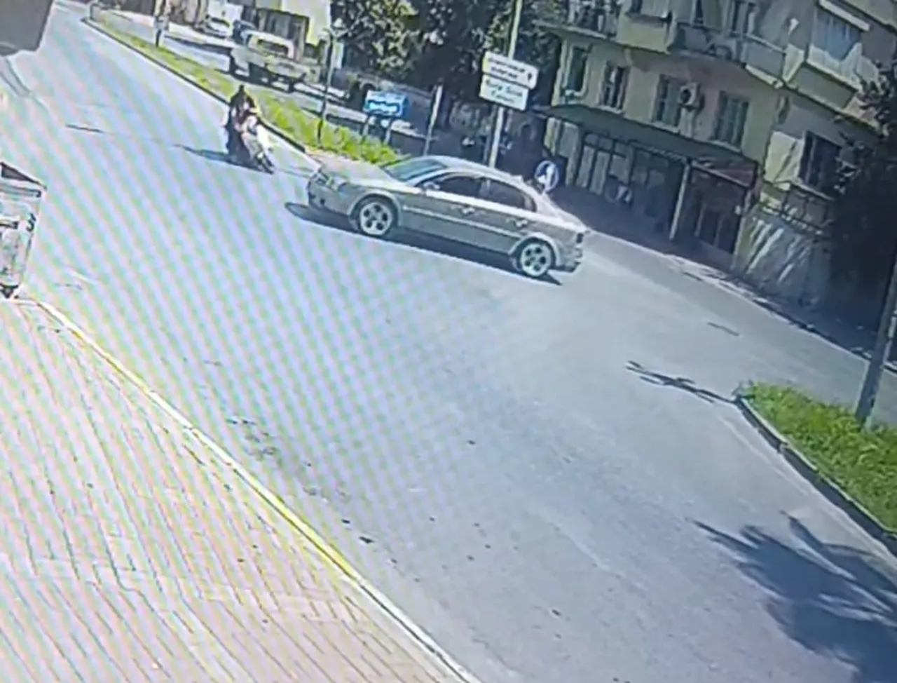 GÜVENLİK KAMERASINCA SANİYE SANİYE KAYDEDİLEN KAZADA, MOTOSİKLET SÜRÜCÜSÜ İLE ARKASINDAKİ OĞLU...