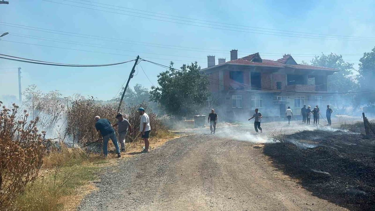KIRKLARELİ'NİN LÜLEBURGAZ İLÇESİNE BAĞLI KIRIKKÖY'DE OTLUK ALANDA ÇIKAN VE KISA SÜREDE ANIZLIK...