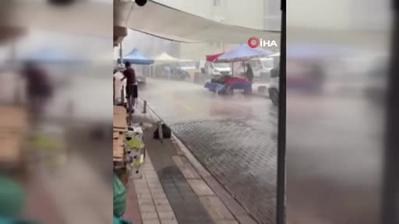 Karacabey'de şiddetli yağmur yolları göle çevirdi