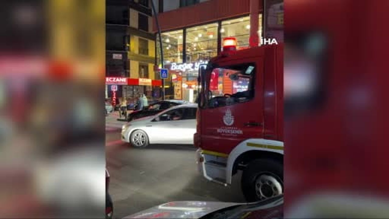 Küçükçekmece'de otomobil minibüse çarptı: 2 yaralı