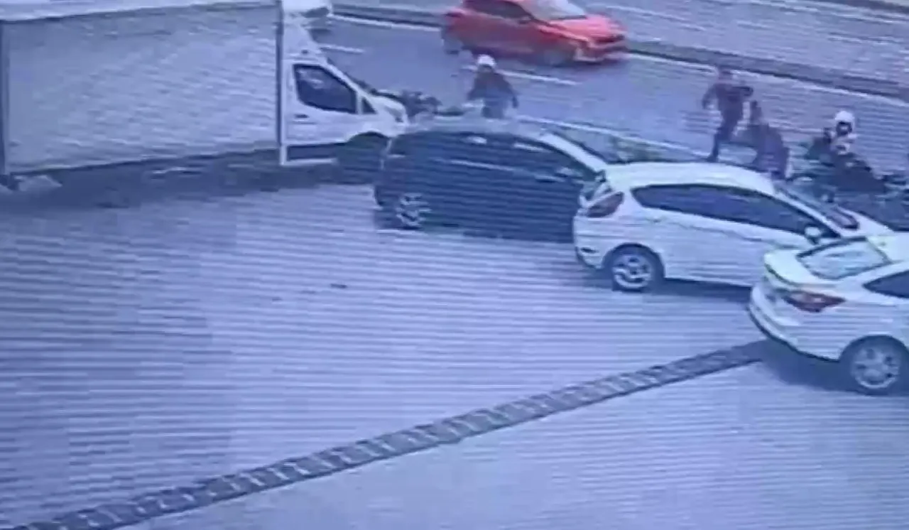KÜÇÜKÇEKMECE’DE DENEYİM SIRASINDA POLİS EKİPLERİNDEN KAÇAN ŞAHISLAR YAŞANAN KOVALAMACININ ARDINDAN...